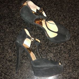 Micheal Kors Black Suede Pumps